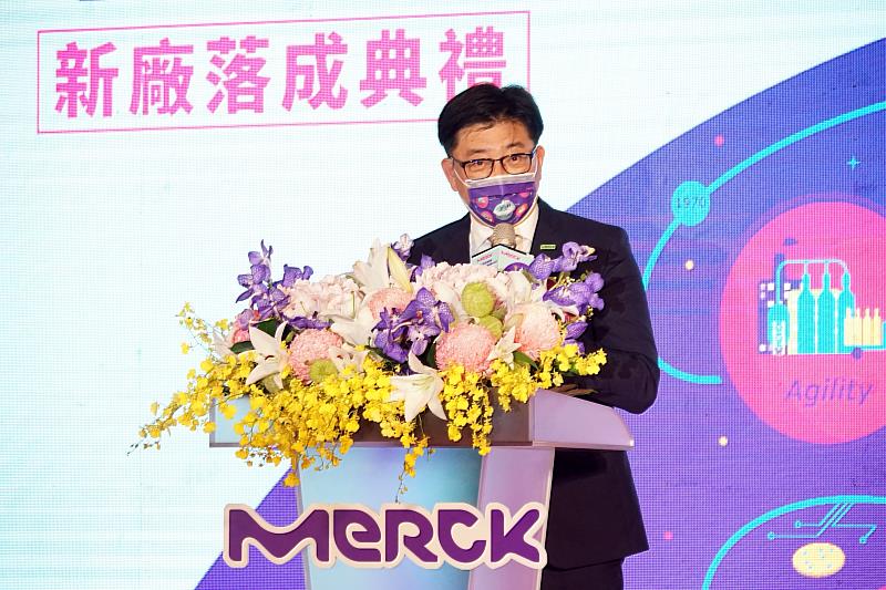 灣默克集團董事長李俊隆強調台灣半導體產業聚落完備且實力堅強，很榮幸能透過這個計畫補足上游材料與設備的缺口