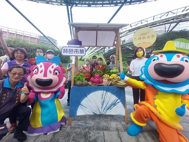 圖3  六堆秋收，貴賓體驗客庄特色市集及在地農產。