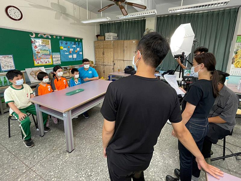 大葉大學消防學程學生帶領小朋友一起錄製科普教案影片