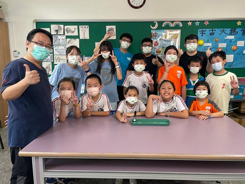 大葉大學消防學程周中祺老師(左一)執行臺中市科學博覽會計畫，推動科普教育