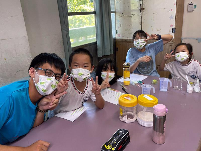 大葉大學消防學程學生帶小朋友開心玩科普