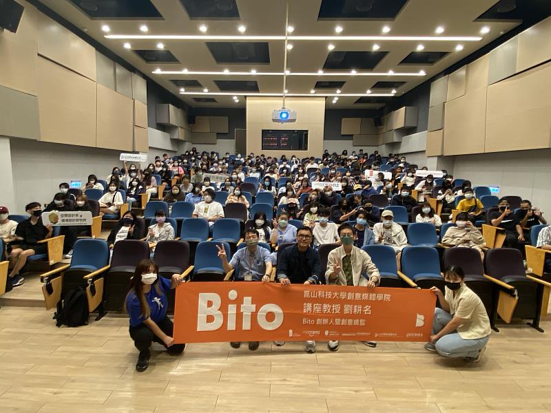 崑大講座教授劉耕名舉辦演講獲好評，與在場師生合影