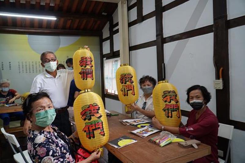 學員們展示彩繪燈籠合影。