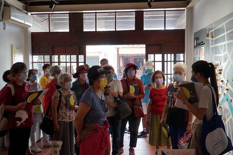 學員漫遊在鹽水街區巷弄，參觀展覽之情形。