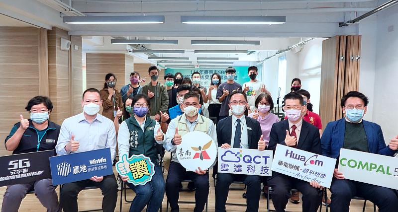 「5G元宇宙創新智慧應用特展」25日舉辦開展記者會，南市經發局局長陳凱凌(中)、市議員沈家鳳(左三)、鹽水區長陳文琪(左一)、中金院研發長胡文正(左二)與此次參展的3家科技公司代表共同出席為特展揭幕(圖/中信金融管理學院提供)