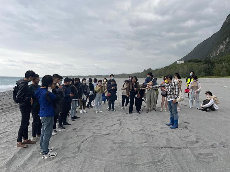 東華大學華文系「基礎創作｣於崇德海灘進行田野實察。