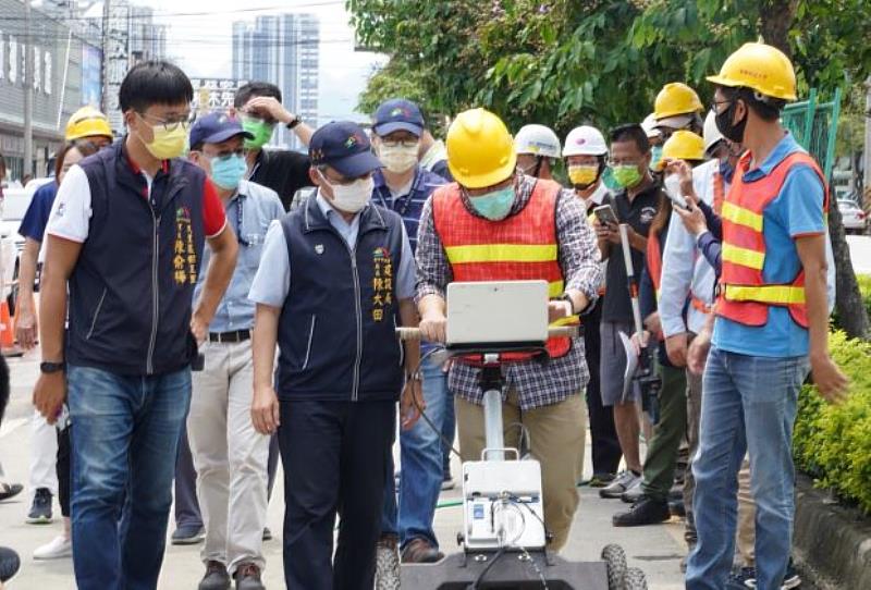 台中市府與朝陽科大非破壞檢測研發中心合作，運用透地雷達檢視道路是否被掏空，確保用路人安全。