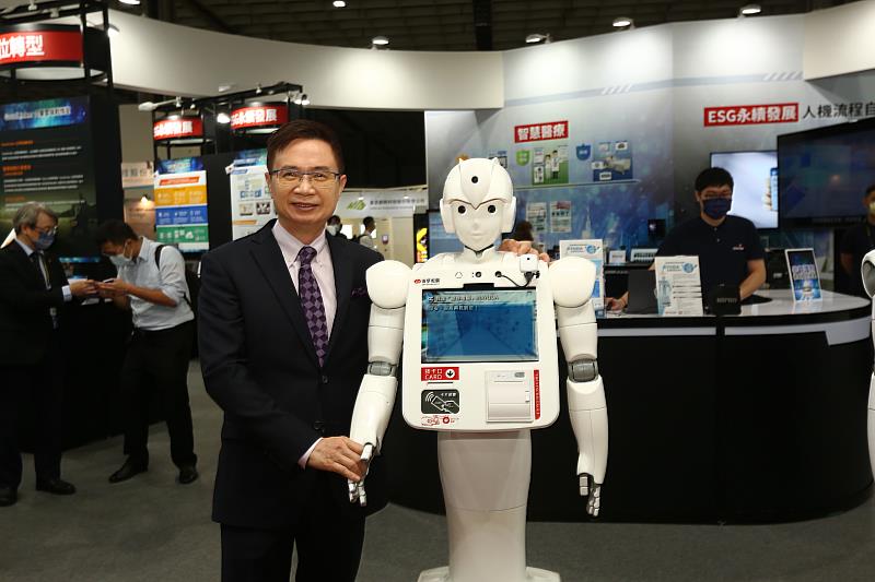 2. 外貿協會黃志芳董事長參觀電子展，與機器人互動。(貿協提供)