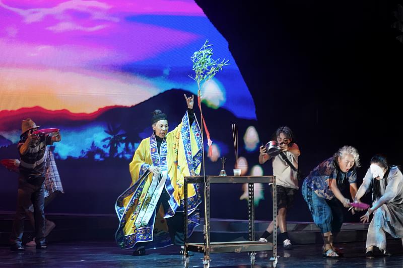 「魔法阿媽」舞台劇11/5將於新竹縣政府文化局精彩開演。圖／春河劇團提供