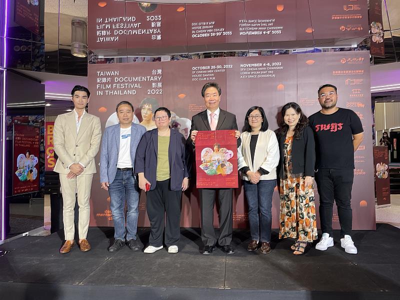 駐泰國代表處大使莊碩漢（右4）及文化組長田又安（右二）、Documentary Club創辦人Thida Plitpholkarnpim女士（右三）、泰國電影檔案局長Chalida Uabumrungjit（左三）、策展人Wiwat Lertwiwatwongsa（右一）、泰國明星Ratthanant Janyajirawong（左一）於2022臺灣影展開幕式合影