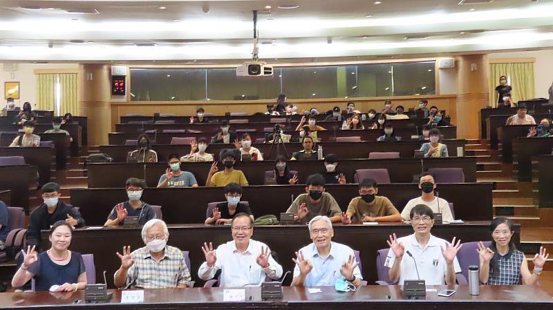 研揚科技莊永順董事長蒞南華大學演講，會後大合照。