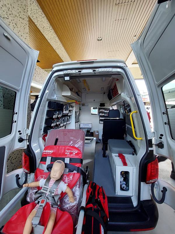 為提升救護人員於後艙執行救護勤務之安全，本次救護車於醫療艙裝設快取式器材整理盒系統(