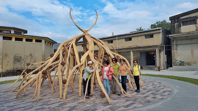 中埔穀倉園區新地標 《月彎下的祝福》展出中