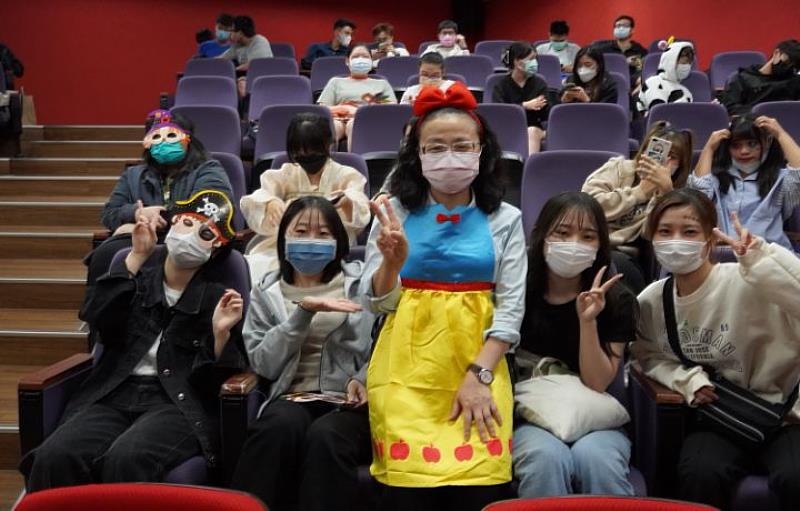 人文社會學院院長簡曉花打扮成白雪公主，和日籍學生歡度萬聖節。