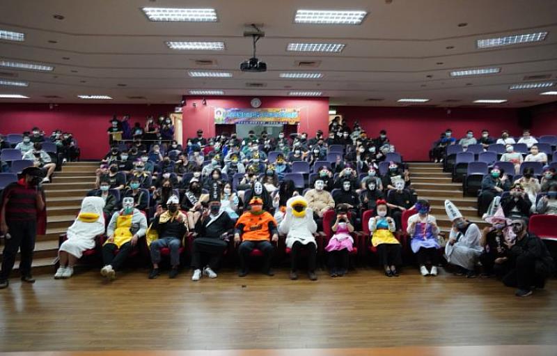 中華大學國際處與學務處聯合舉辦的「萌鬼遊行」萬聖節派對昨晚熱鬧舉行，吸引超過200名師生參與。