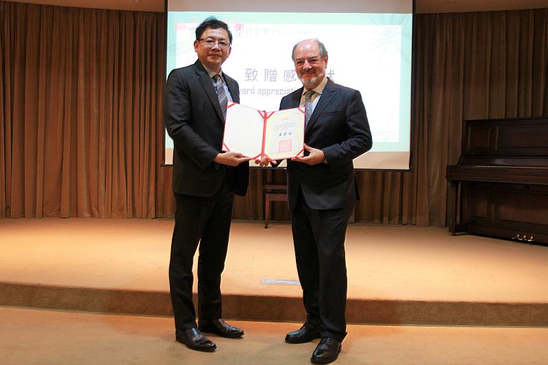 元培王綮慷校長(左)致狀感謝墨西哥文化辦事處處長Mr. Martin Torres協助借展品