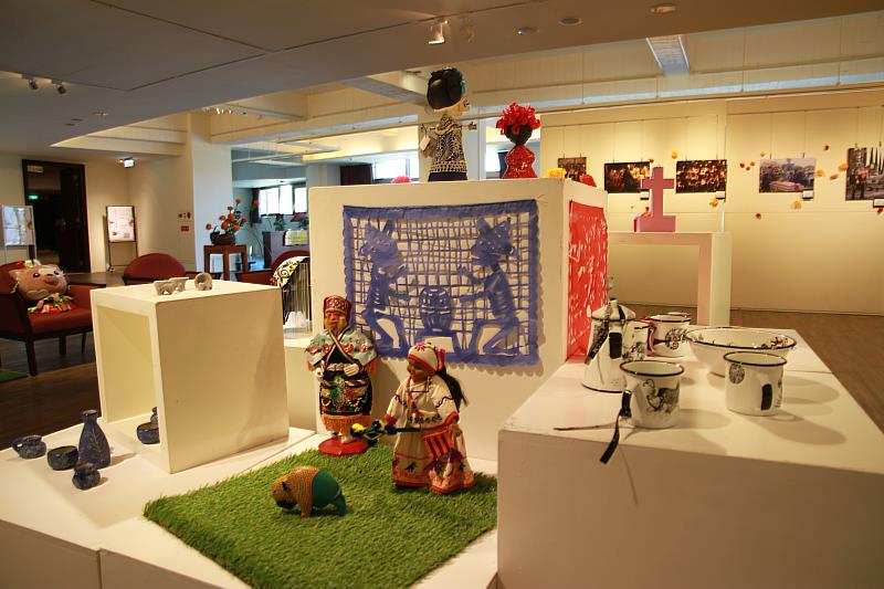 員陪墨西哥文化特展現場有許多特色日常小物