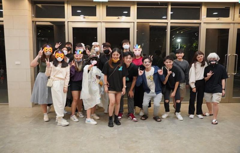 馬來西亞籍學生的創意臉部彩繪，獲得裝扮比賽第三名。