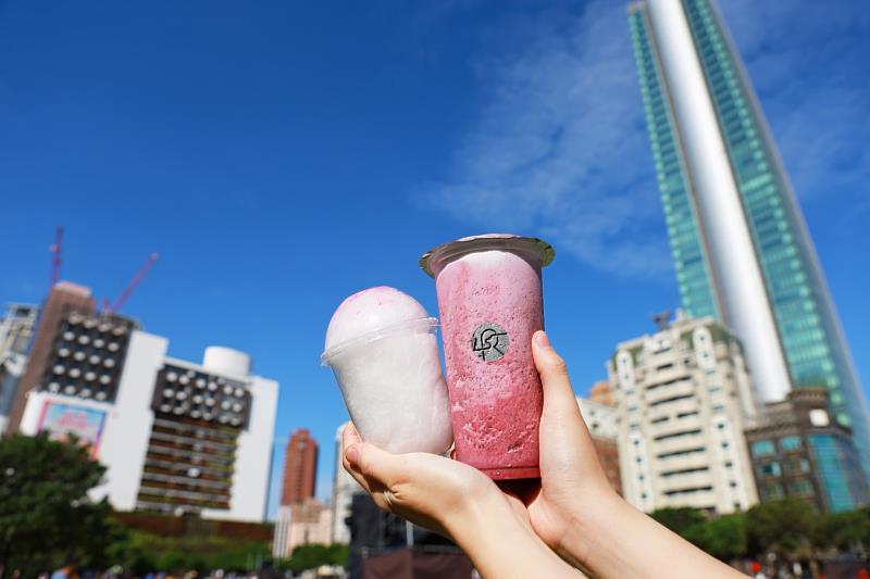 《理茶Richa》顛覆以往的手搖飲，推出一款搭配棉花糖的創意飲品。（圖/理茶Richa提供）