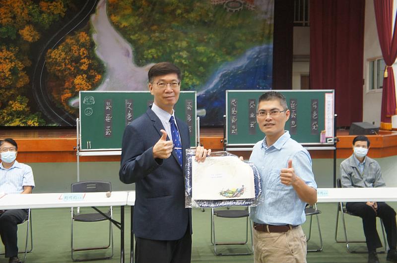 東華大學朱景鵬副校長致贈教學演示聘書予東華附小王碩鴻主任。