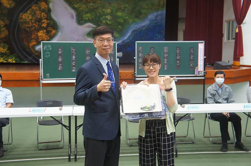 東華大學朱景鵬副校長致贈教學演示聘書予東華附小謝世婷老師。