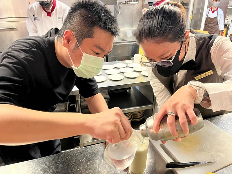 開平餐飲教師引導張家瑋同學以宋代點茶工法新創「抹茶桂花飲」。開平餐飲學校/提供