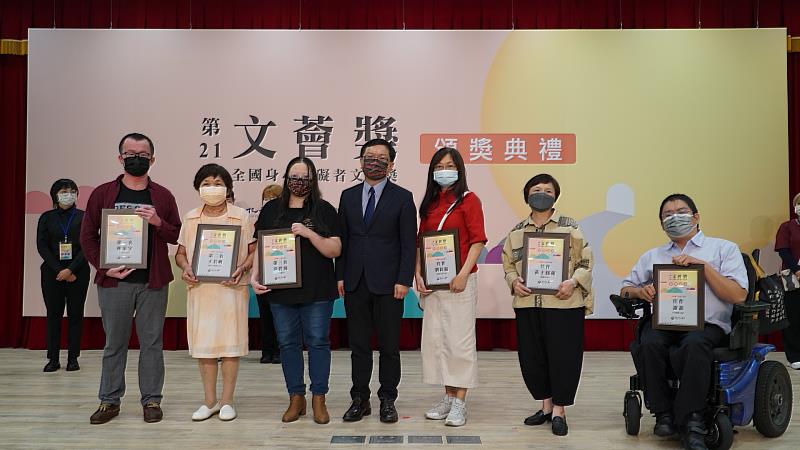 文化部常務次長李連權（左4）與文學類得獎者