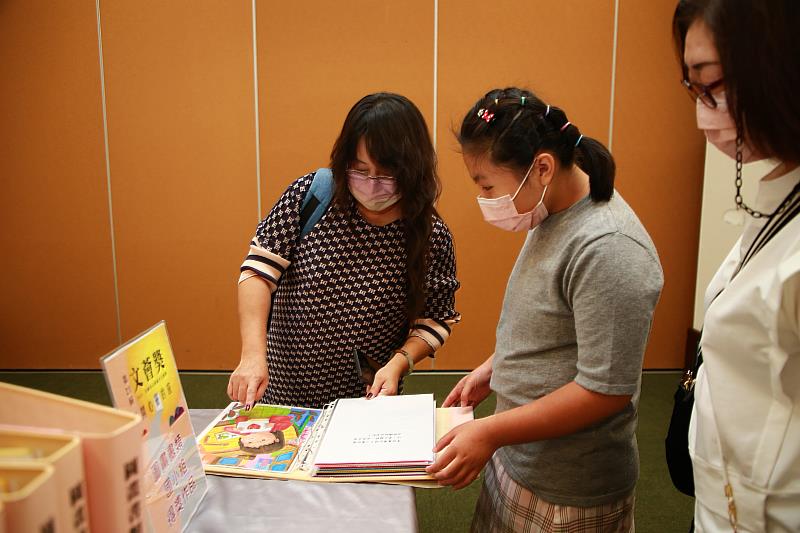 圖畫書類國小組第一名馮子瑄（中）介紹獲獎創作《打開心》