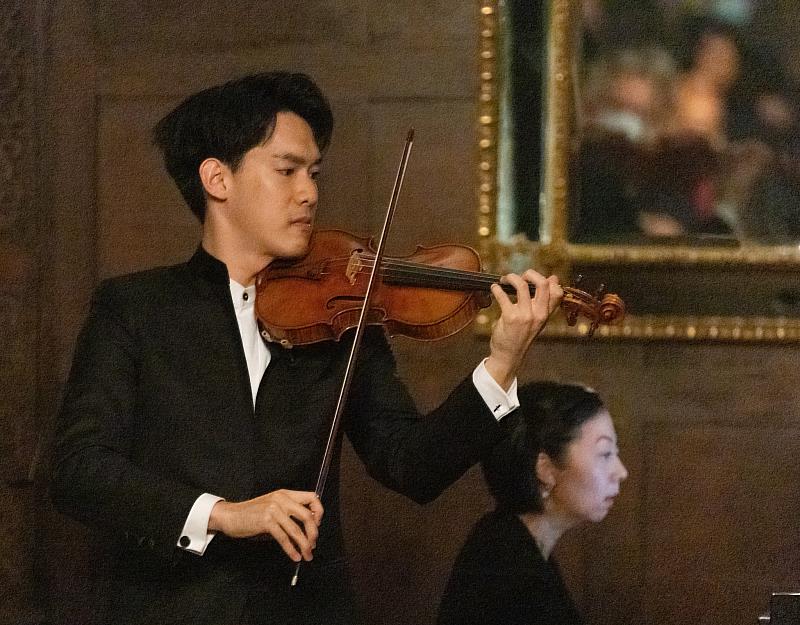 旅美小提琴家林品任為首位獲美國印第安納波利斯國際小提琴大賽冠軍的華人