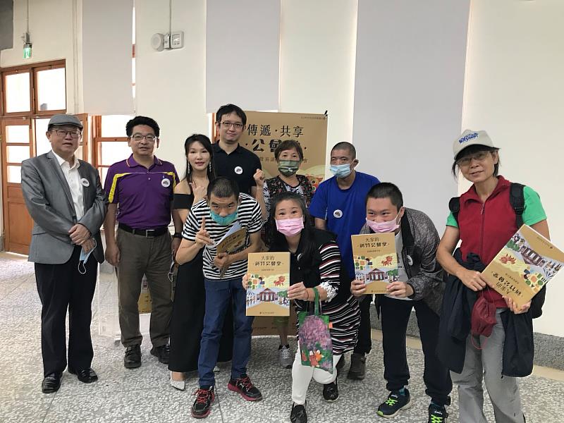 發表會出席來賓(後排起左1桃園市智障者家長協會游秋明理事長、左4李澤藩美術館李以仁館長)