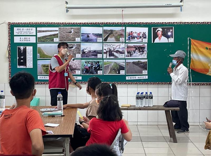 陳錫林先生(右)一一介紹攝影作品。