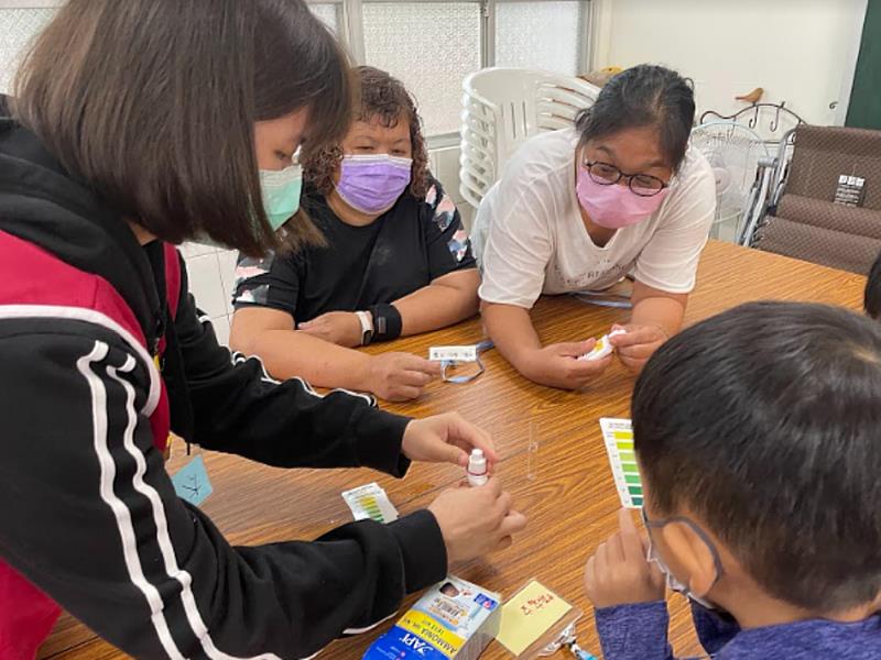 南華大學young green水環境巡守隊教導學童水質檢測的方法。