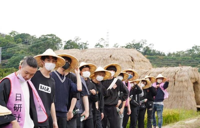 日籍生戴起斗笠體驗台灣農村生活。