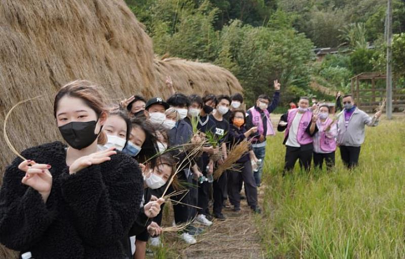 日籍生在稻田間體驗台灣農村文化，促進國際交流。
