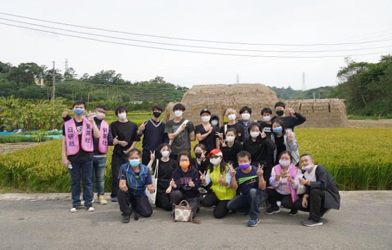 中華大學應智系日籍生一日農村生活體驗，開心參與新竹市香山區茄苳社區慶收冬活動。