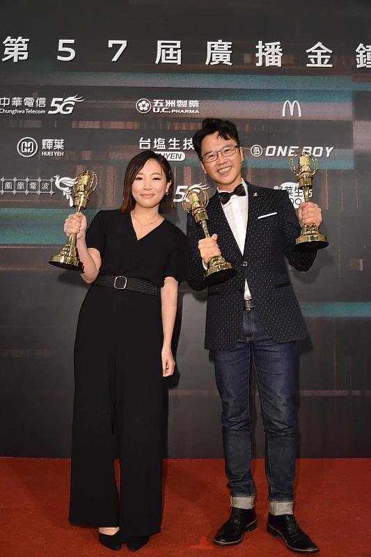 義守大學大傳系校友陳子云(左)敲響金鐘，以「Danny的市場肚」榮獲第57屆廣播金鐘「教育文化節目獎」(照片來源：義守大學提供)。