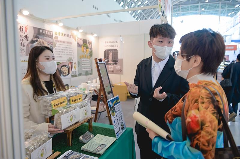 2. 旗美農產業主推以高雄旗山香蕉製成的乾拌麵，現場洽詢度高。(貿協提供)