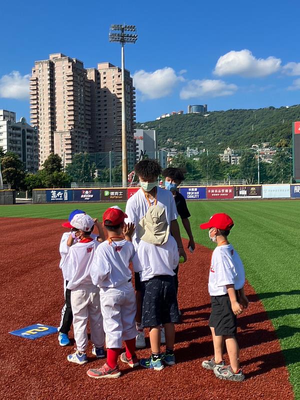 小學員開心的與志工哥哥擊掌