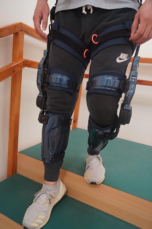 科技動力輔助下肢機器人復健