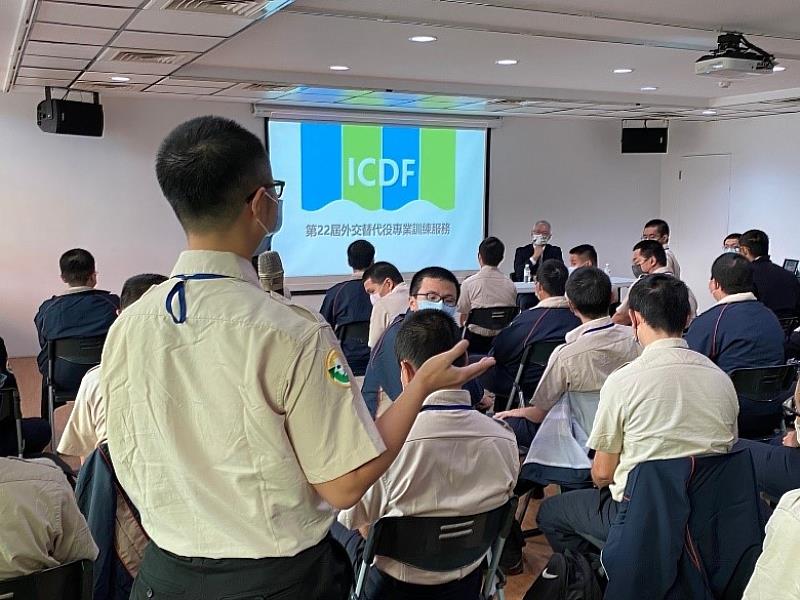 役男與本會項秘書長交流討論
