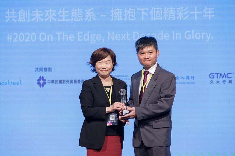 邁鑫機械市場潛力十足，勇奪第七屆鄧白氏中小企業菁英獎，由經理蘇成弘(右)代表受獎。