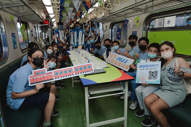 宜昌國中師生搭乘科普列車開心動手做!