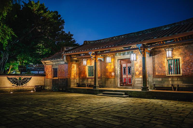 當代傳奇劇場將於林家花園定靜堂廣場與板橋放送所進行5G異地共演。