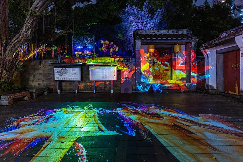 林家花園門口廣場結合光影投影與數位藝術打造瑤池仙境。