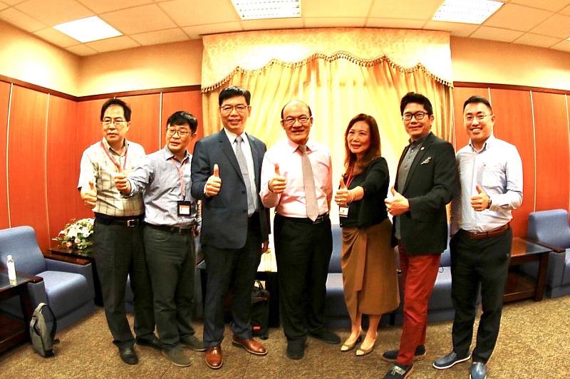 崑大辦理婦女新知講座，邀請講師賴憲政(左4)蒞校演講，崑大商管學院呂德財院長(左3)、臺南市中小企業婦女協會陳妙婕理事長(右3)等人合影
