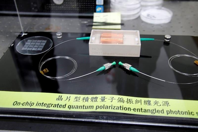 陳彥宏教授團隊在國科會萌芽計畫的支持下研發出的晶片型積體量子偏振糾纏光源雛型。陳如枝攝