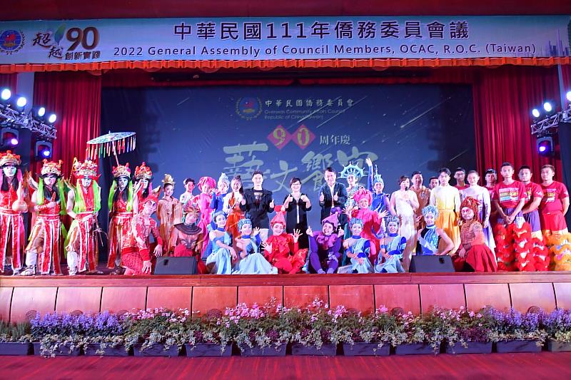 徐佳青副委員長與「舞鈴劇場」及「宋坤傳藝」表演者合影