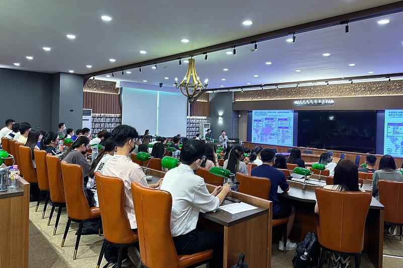中金院與中信銀行合作開設法金業務學程，圖為中信銀行法人金融執行長楊銘祥講授法金業務概論情形(圖/中信金融管理學院提供)
