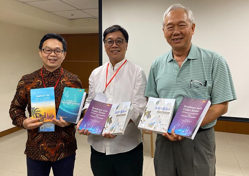《東南亞：壓力下的復甦》英文專書發表，(圖左起)東南亞學系林文斌主任、何啟良教授、顧長永教授。