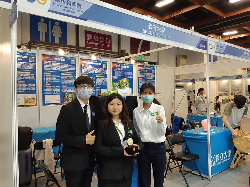 獲金牌的「多穴位飛梭雷射針灸系統」，由醫工系、後中醫學系師生共同合作，解決傳統雷射針灸筆手持操作，需接觸病患、耗費人力且無法自動化的問題，為雷射針灸的發展開啟新的里程碑(照片來源：義守大學提供)。